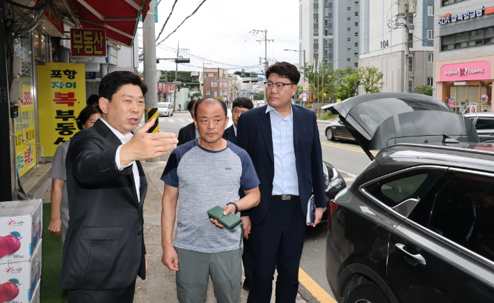 박용선 포항시장은 제도 시행 첫날인 10일 양학시장을 찾아 상가 밀집 지역의 주정차 여건과 주변 교통 상황을 살펴보고, 양학시장 공영주차장 운영현황도 점검했다. 포항시 제공