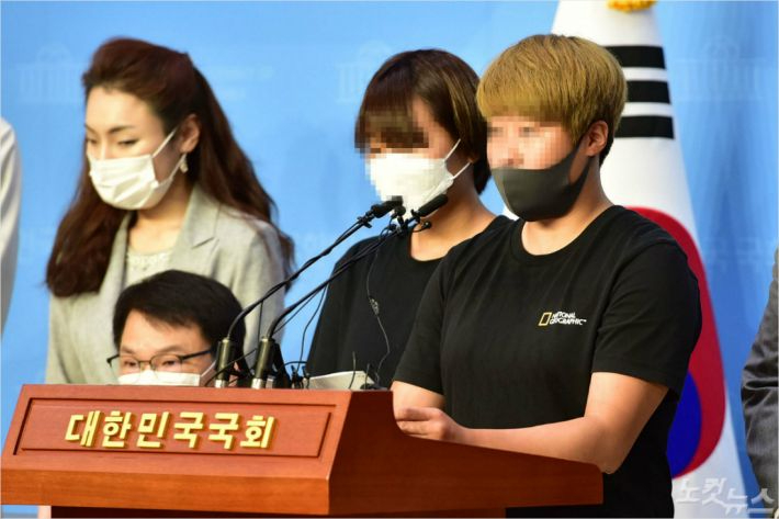 최숙현 선수 동료들이 지난 2020년 국회에서 기자회견을 갖고 있다. 자료사진