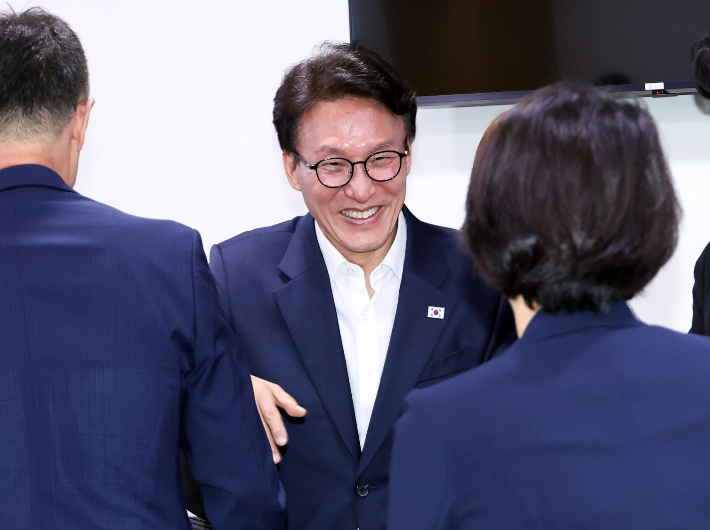 더불어민주당 김민석 당 대표 후보가 10일 국회 의원회관에서 열린 대한임상병리사협회 서울ㆍ경기 회원들의 지지 선언 간담회에 입장하며 참석자들과 인사하고 있다. 연합뉴스