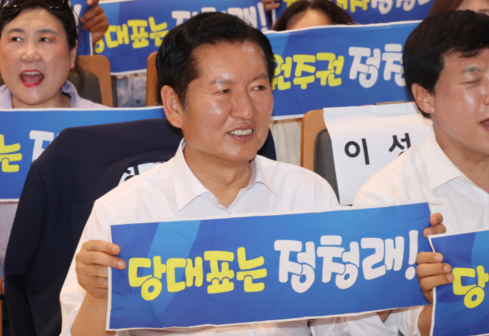 더불어민주당 전당대회에 출마한 정청래 당 대표 후보가 10일 전북 전주대학교에서 열린 전북당원결집대회에서 기념촬영하고 있다. 연합뉴스