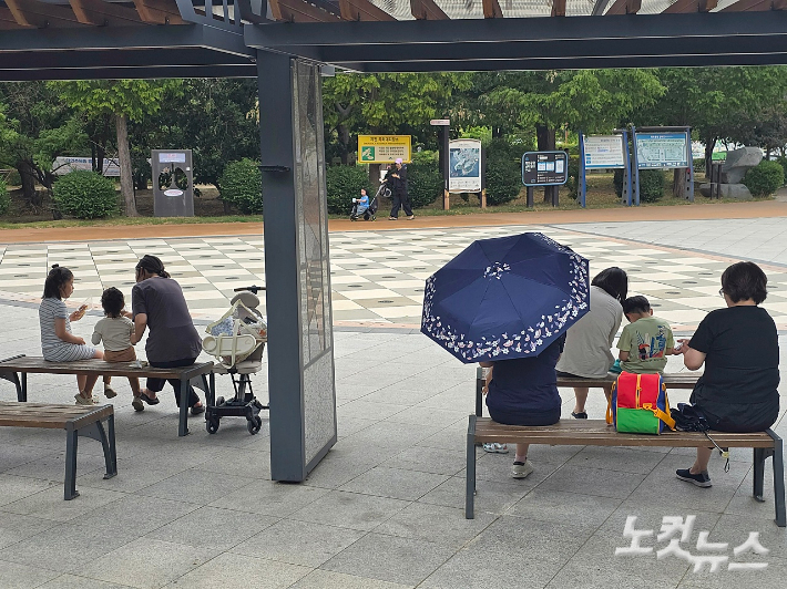 부산 남구의 한 공원에 나온 가족 나들이객. 송호재 기자