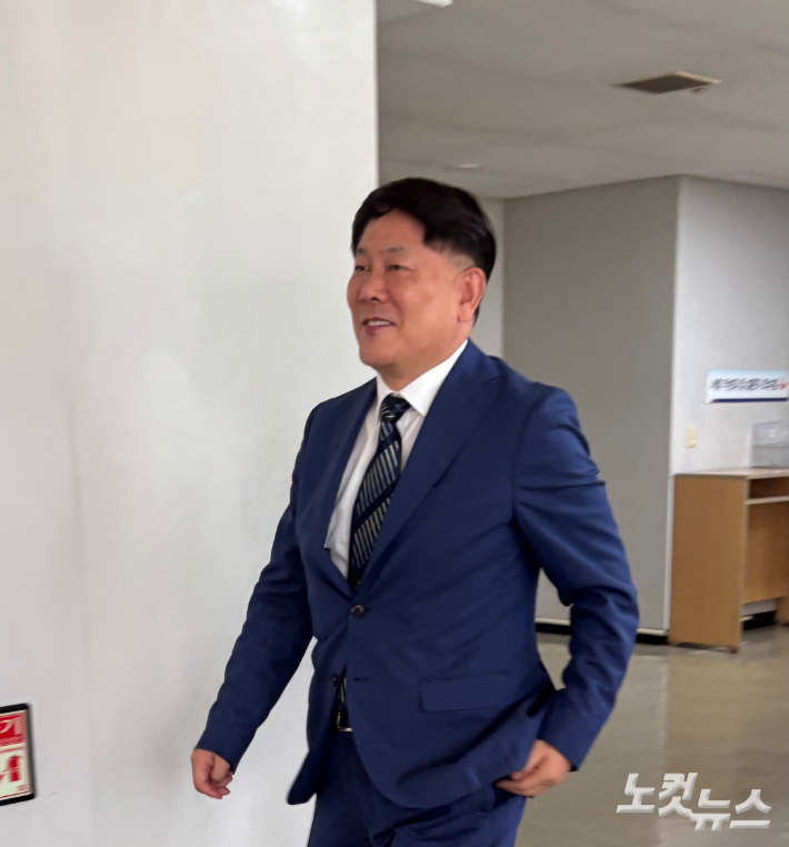 2025년 7월 김정규 회장이 2심 선고 법정으로 들어서는 모습. 자료사진