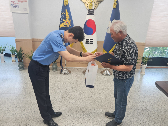 10일 오후 강원 고성군 아야진항  남방파제 인근 해상에서 표류 중이던 키르기스스탄 국적 20대 여성을 구조한 정명수 선장게 신경진 속초해양경찰서장이 감사장을 전달했다. 속초해경 제공
