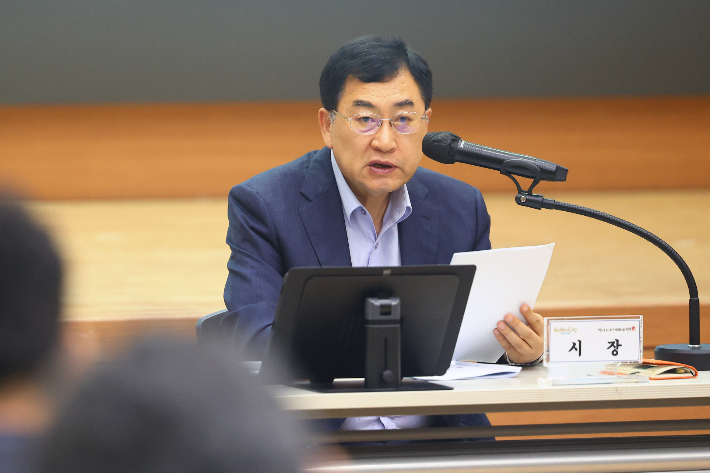 주낙영 경주시장이 민선9기 첫 확대간부회의를 주재하며 하반기 핵심 현안의 속도감 있는 추진과 시민이 체감하는 성과 창출을 당부하고 있다. 경주시 제공