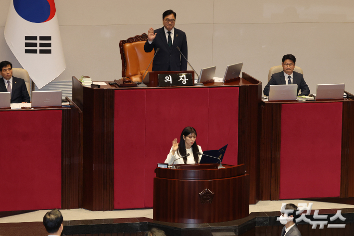 1월 15일 서울 여의도 국회 본회의에서 국민의힘 인요한 전 의원의 비례대표직을 승계한 이소희 의원이 의원 선서를 하고 있다. 윤창원 기자