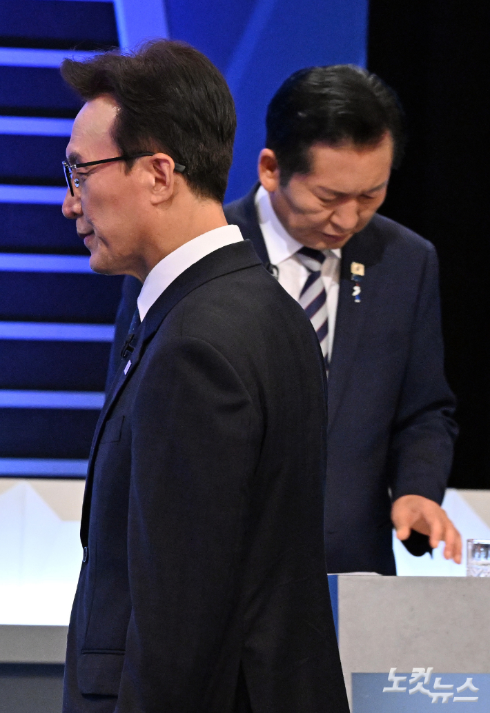 김민석(왼쪽)·정청래 더불어민주당 당대표 후보가 5일 서울 여의도 KBS에서 당대표 후보자 토론회를 준비하고 있다. 국회사진기자단