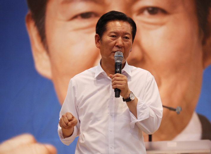더불어민주당 전당대회에 출마한 정청래 당 대표 후보가 10일 전북 전주대학교에서 열린 전북당원결집대회에서 지지를 호소하고 있다. 연합뉴스