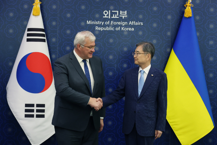 기념촬영하는 한-우크라이나 외교장관. 연합뉴스