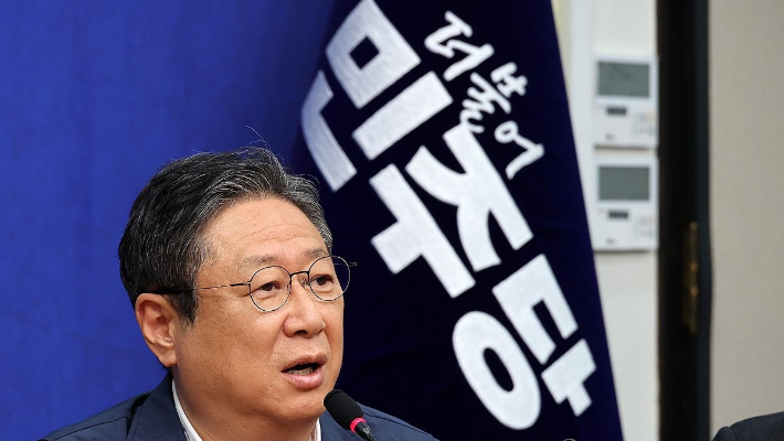 더불어민주당 황희 전략공천관리위원장이 20일 국회에서 열린 6·3 지방선거 관련 기자회견에서 "울산 남갑 국회의원 보궐선거 후보로 전태진 변호사를 전략 공천하겠다"고 공식 발표하고 있다. 연합뉴스