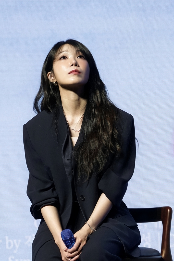 타이틀곡 '파도'는 정은지가 작사, 작곡했고 기타리스트 적재가 연주자로 참여한 곡이다. 빌리언스 제공