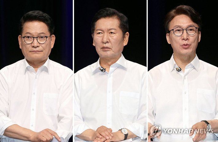 더불어민주당 당 대표 후보들이 10일 오후 전남광주 서구 KBC에서 열린 TV 토론회를 준비하고 있다. 왼쪽부터 송영길, 정청래, 김민석 후보. 연합뉴스