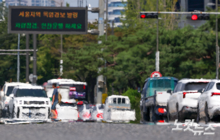서울 영등포구 여의대로에 아지랑이가 피어오르고 있다. 박종민 기자