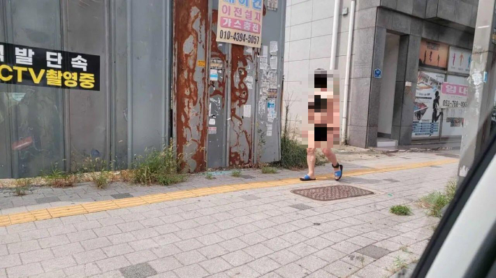 10일 오후 2시 20분쯤 대구 동구 신암동의 한 거리에서 나체로 돌아다닌 혐의로 50대 남성이 체포됐다. 온라인 커뮤니티 캡처