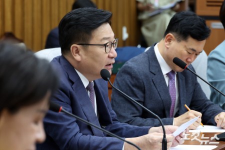 원내대책회의 발언하는 정점식