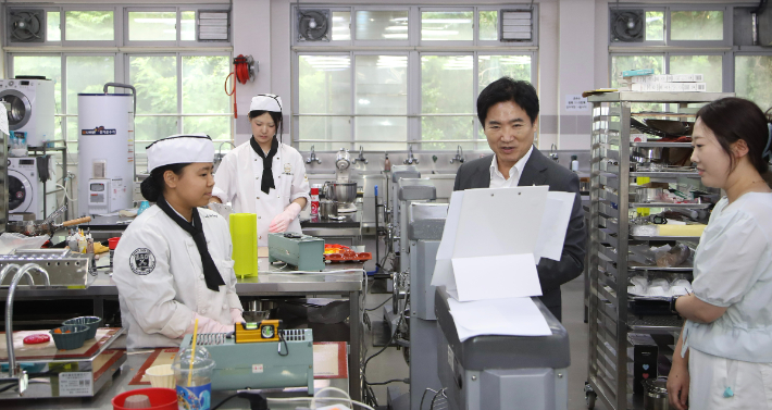 김대중 교육감, 전국기능경기대회 현장에서 학생들과 함께 하고 있다. 통합특별시교육청 제공