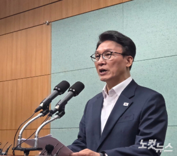 민주당 김민석 당대표 후보가 11일 전북도의회에서 기자회견을 하고 있다. 최명국 기자
