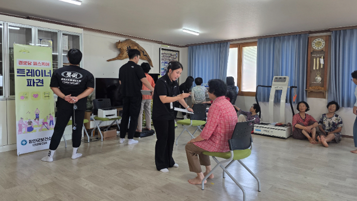 마산대학교 나이야가라 사업단이 군북 동촌경로당에서 사전 운동능력 측정을 진행하고 있다. 함안군 제공 
