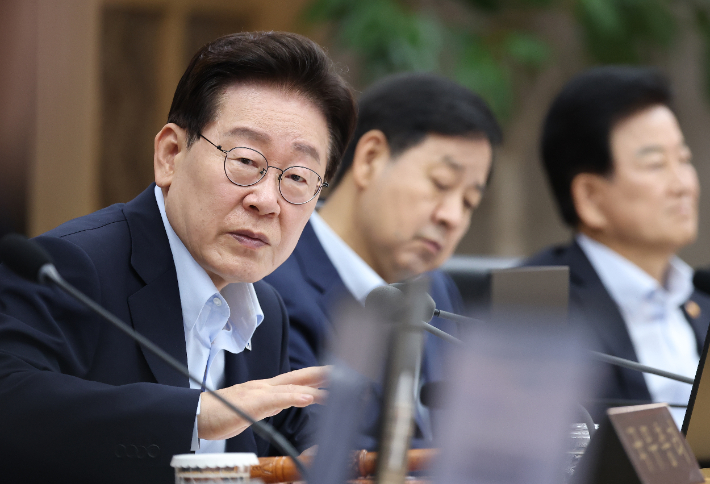 이재명 대통령이 11일 정부세종청사에서 열린 국무회의에서 발언하고 있다. 연합뉴스