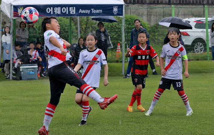 지난해 화랑대기 전국 유소년 축구대회에 참가한 선수들이 그라운드에서 뜨거운 승부를 펼치고 있다. 경주시 제공