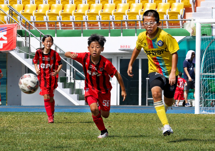 지난해 화랑대기 전국 유소년 축구대회에 참가한 선수들이 그라운드에서 뜨거운 승부를 펼치고 있다. 경주시 제공