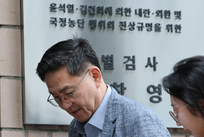 이진우 전 수방사령관이 2차 종합특검 사무실로 출석하고 있다. 연합뉴스