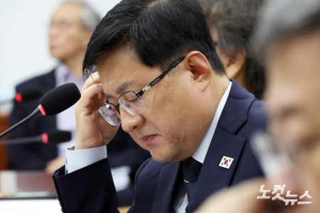 생각에 잠긴 김성환 기후에너지환경부 장관
