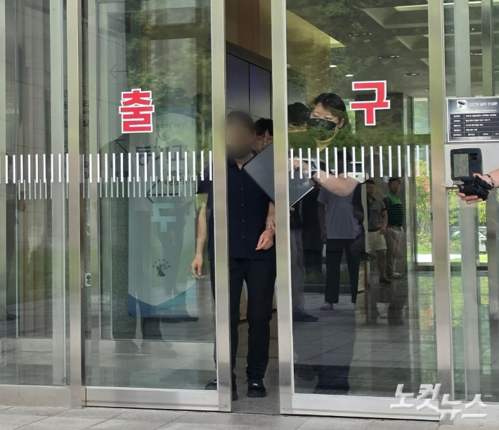 충남 천안의 한 교회에서 11살 손주를 학대해 사망에 이르게 한 혐의를 받는 50대 외조모 A씨가 영장실질심사를 위해 법원 대기실로 이동하고 있다. 박우경 기자 
