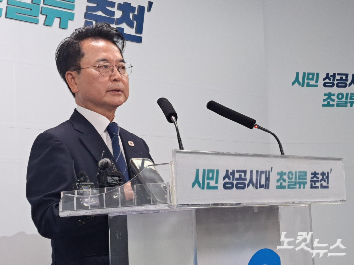 육동한 춘천시장은 11일 춘천시청에서 기자회견을 열고"춘천시는 학곡리 제2공영차고지 완공에 맞춰 시내버스 노선을 조정하고 학곡지구에 버스를 추가 배치한다"고 밝혔다. 진유정 기자