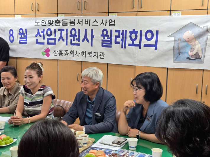 전남광주통합특별시의회 박형대 의원(진보당·장흥1)은 지난 6일 장흥사회복지관에서 열린 선임지원사 월례회의에 참석해 폭염특보 기간 취약계층 안전관리 업무를 맡고 있는 종사자들의 애로사항을 청취했다. 광주특별시의회 제공
