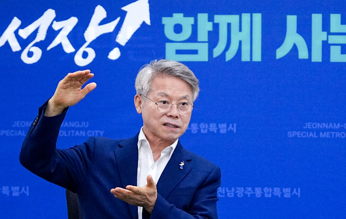 민형배 전남광주통합특별시장이 지난 3일 오후 광주청사 기자실을 방문해 출입기자들과 간담회를 하고 있다. 전남광주통합특별시 제공