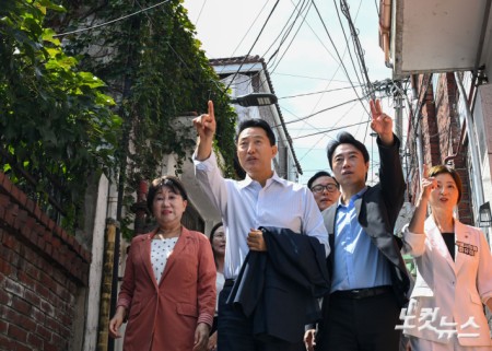 오세훈 서울시장이 11일 서울 용산구 서계·청파동 일대 정비사업 현장을 방문해 현장점검을 하고 있다.