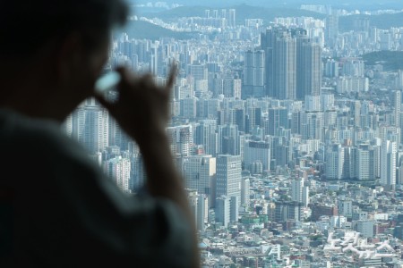 지난달 15억~20억 원 이하 수도권 아파트 거래 중 신고가 비중이 54%를 기록한 가운데 11일 서울 남산타워에서 바라본 아파트 단지의 모습.