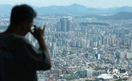 지난달 15억~20억 원 이하 수도권 아파트 거래 중 신고가 비중이 54%를 기록한 가운데 11일 서울 남산타워에서 바라본 아파트 단지의 모습.