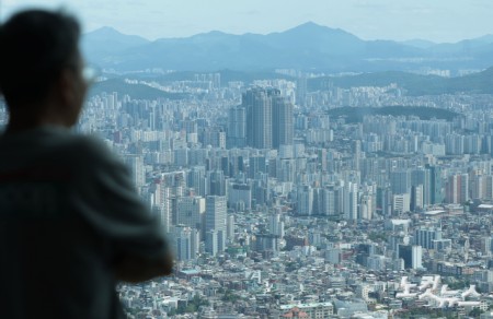 지난달 15억~20억 원 이하 수도권 아파트 거래 중 신고가 비중이 54%를 기록한 가운데 11일 서울 남산타워에서 바라본 아파트 단지의 모습.