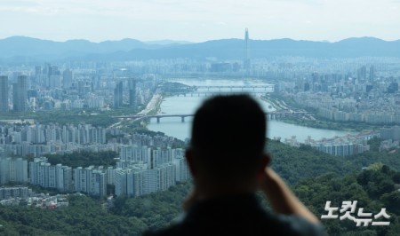 지난달 15억~20억 원 이하 수도권 아파트 거래 중 신고가 비중이 54%를 기록한 가운데 11일 서울 남산타워에서 바라본 아파트 단지의 모습.