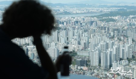 지난달 15억~20억 원 이하 수도권 아파트 거래 중 신고가 비중이 54%를 기록한 가운데 11일 서울 남산타워에서 바라본 아파트 단지의 모습.