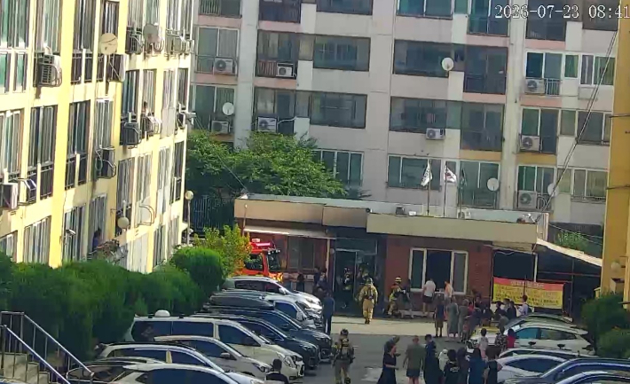 7월 23일 오전 8시 29분쯤 경북 경산시 사동의 아파트 관리사무소 1층짜리 건물 내부에서 방화로 추정되는 화재가 발생했다. 경북소방본부 제공