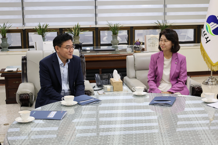 김재준 군산시장과 조국혁신당 강경숙 의원(왼쪽부터)이 지난 10일 군산시청에서 지역 현안을 논의하고 있다. 군산시 제공