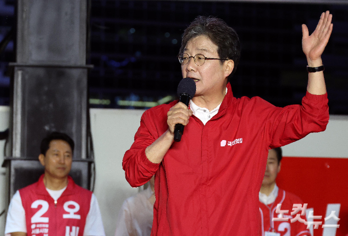 유승민 전 의원이 5월 21일 저녁 서울 중구 청계광장에서 열린 '역시! 오세훈 캠프 출정식'에서 지원연설을 하고 있다. 박종민 기자