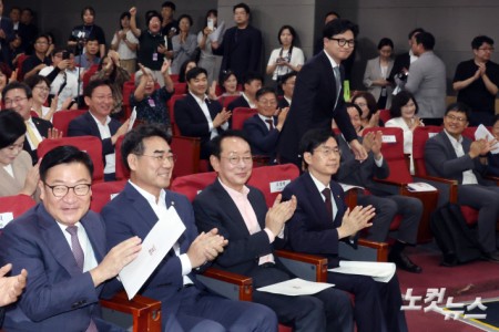 국민의힘 부산시당 주최 토론회 참석해 인사하는 한동훈