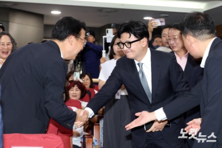 국민의힘 의원들과 인사하는 한동훈 의원