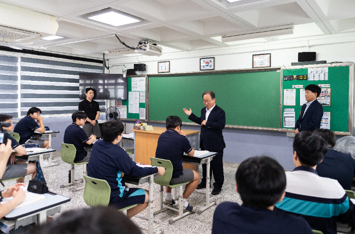 11일 부산 대연고에서 수험생을 격려하는 김석준 부산시교육감. 부산시교육청 제공