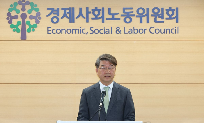 김지형 경제사회노동위원회(경사노위) 위원장이 지난 3월 18일 서울 중구 경사노위 대회의실에서 브리핑을 하고 있다. 연합뉴스