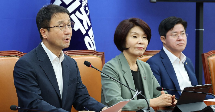 더불어민주당 한병도 당 대표 직무대행 겸 원내대표가 11일 국회에서 열린 원내대책회의에서 발언하고 있다. 연합뉴스