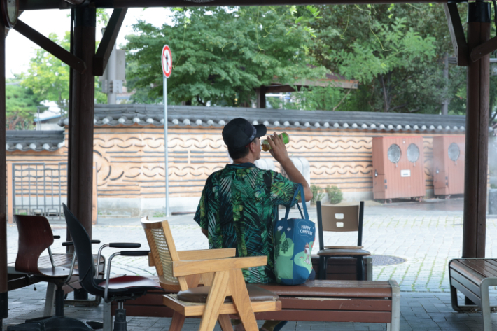 전주 한옥마을에서 더위를 피해 그늘에 앉은 시민이 물을 마시고 있다. 연합뉴스