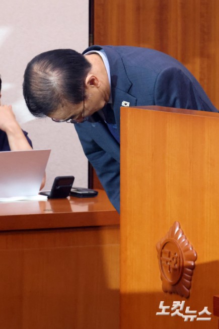 업무보고 마치고 인사하는 김윤덕 국토교통부 장관