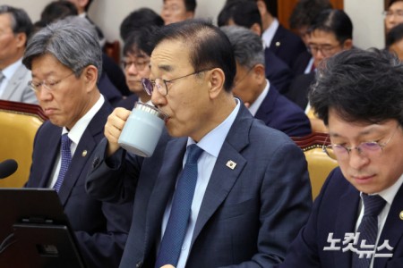 물 마시는 김윤덕 국토교통부 장관