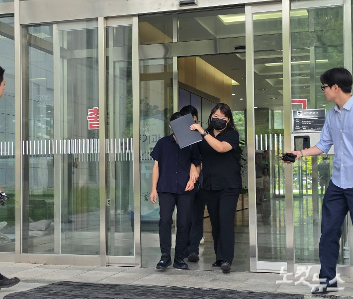 충남 천안의 한 교회에서 11살 손주를 학대해 사망에 이르게 한 혐의를 받는 50대 외조모 A씨가 영장실질심사를 위해 법원 대기실로 이동하고 있다. 박우경 기자 