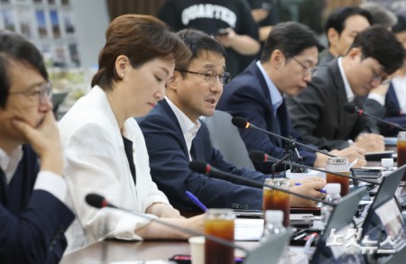 인사말하는 한병도 위원장