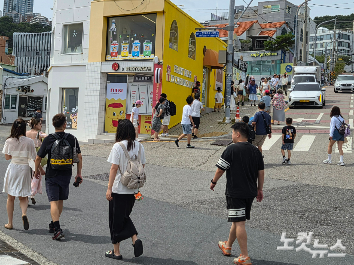 평일 오후 외국인 관광객으로 붐비는 해운대구 청사포 일대 거리. 정혜린 기자